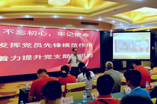 5，中共百色市田陽縣委黨校科研處主任、高級講師梁振耀現(xiàn)場講授黨課.jpg