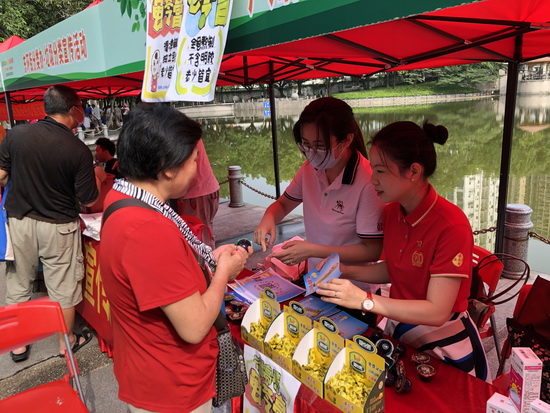 志愿者為居民講解咳嗽分類科普.jpg