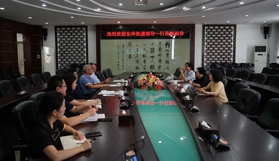 番禺區東環街黨工委副書記、街道辦事處主任何柳青一行到白云山潘高壽暖企走訪.jpg